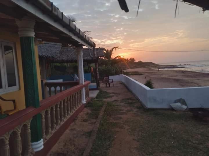 Happy Beach Guest House Хамбантота Экстерьер фото